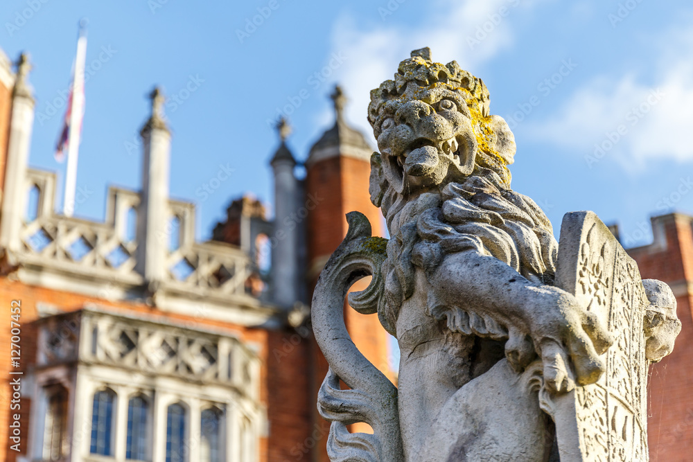 Obraz premium Hampton Court in autumn