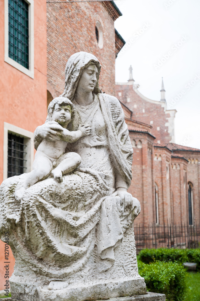 Obraz premium The statue of the Virgin Mary and the Baby at one side of Santa Maria Annunciata Cathedral in Vicenza, Italy