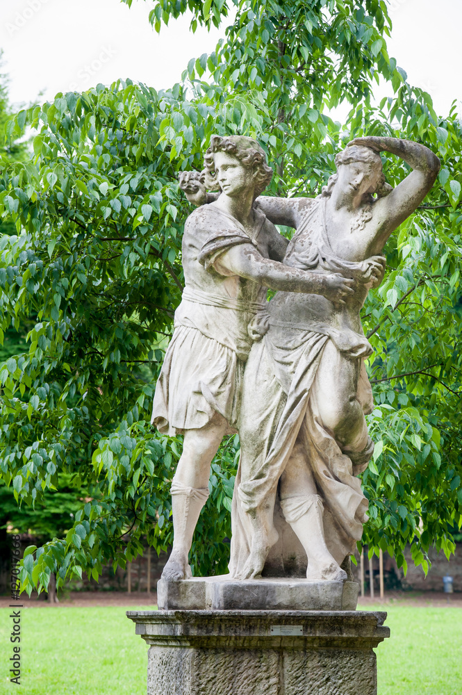 Φωτογραφία Ornamental white stone statues along the main avenue of Querini park in Vicenza,