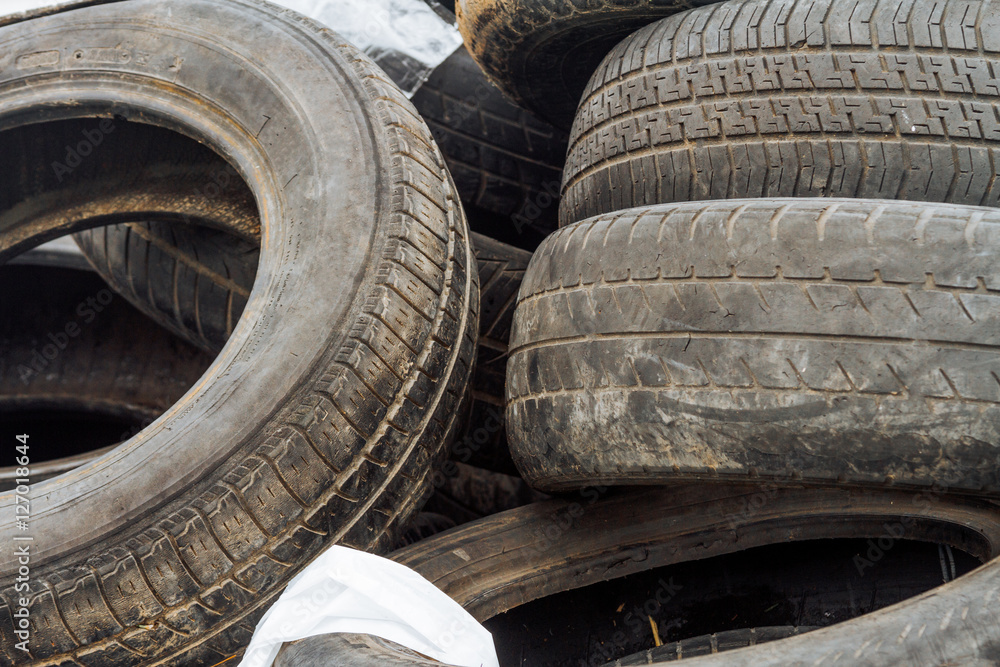 Obraz premium Mound of used car tires in a junkyard