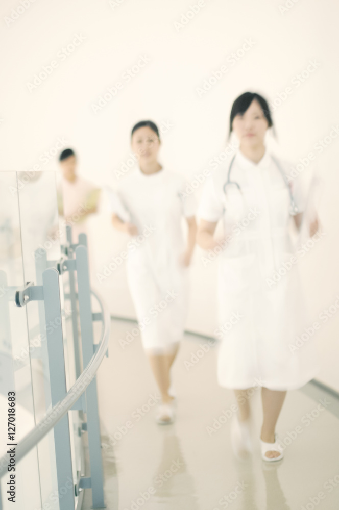 廊下を走る看護師 廊下を走る看護師