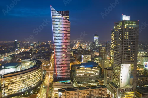 Fototapeta Warszawa z wieżowcami w nocy