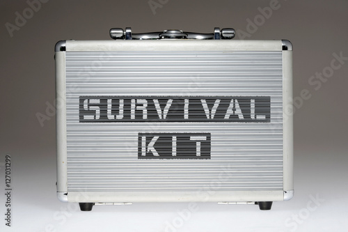 Obraz na płótnie survival kit BOX
