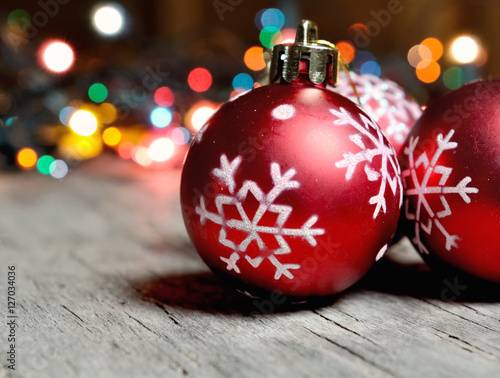 décoration de Noël avec boules rouge sur fond de lumières colorées,