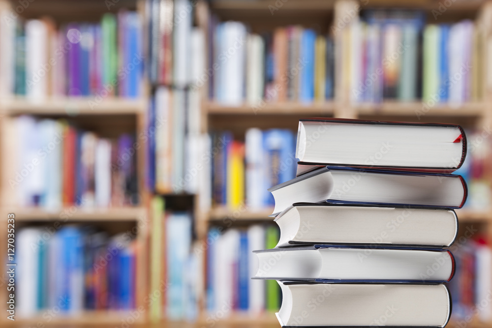 Bücher vor Buchregal Bücher vor Buchregal