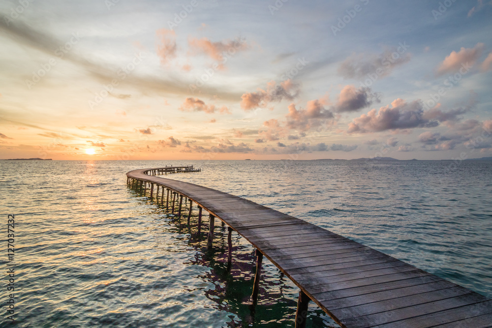 Fototapeta premium Pastel sunset behind a lonely wooden jetty