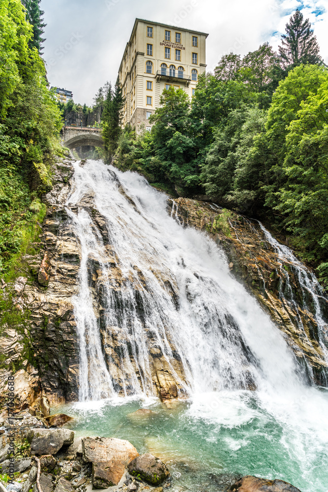 Fototapeta premium Wasserfall in der Altstadt von Bad Gastein
