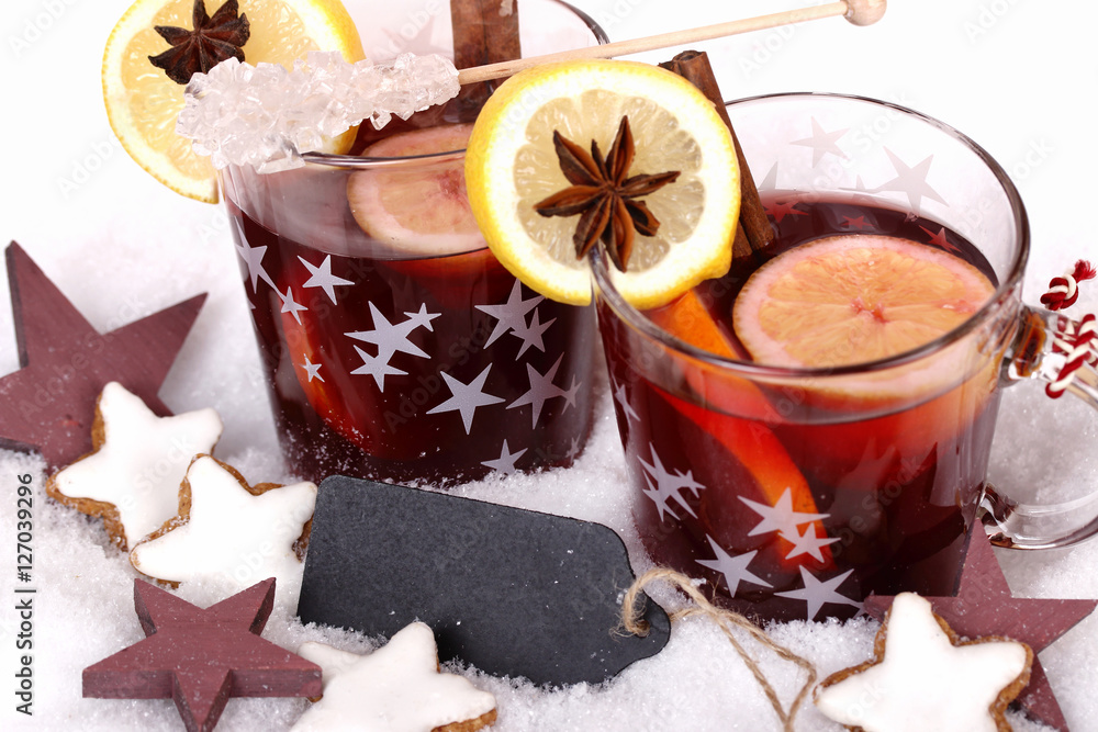 glühwein im schnee Stock-Foto | Adobe Stock glühwein im schnee Stock-Foto | Adobe Stock