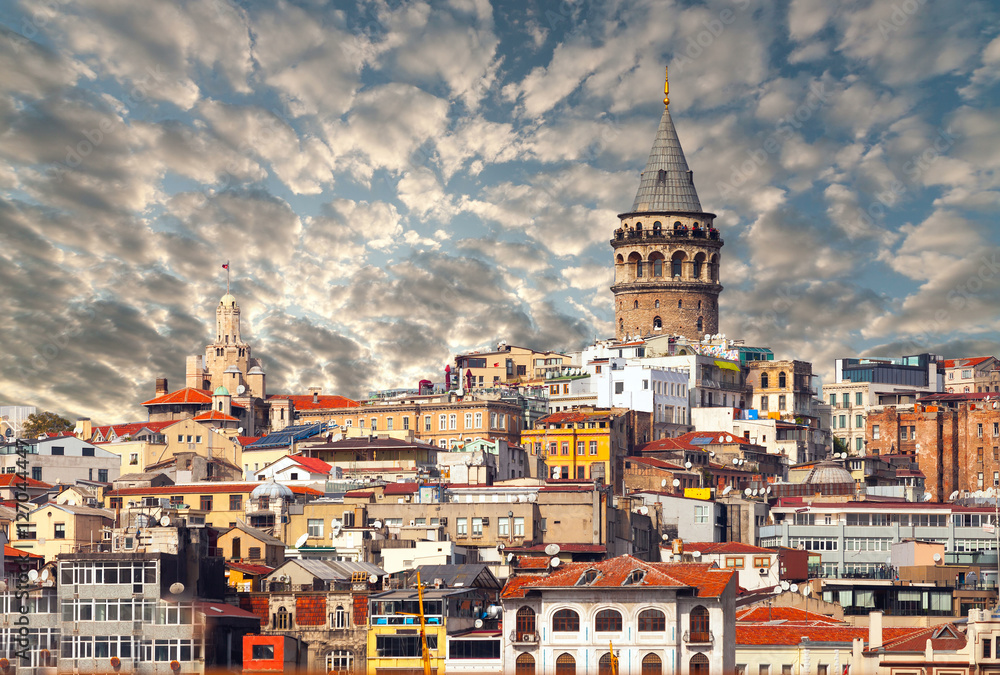 Obraz premium cityscape with Galata Tower over the Golden Horn in Istanbul, Turkey.
