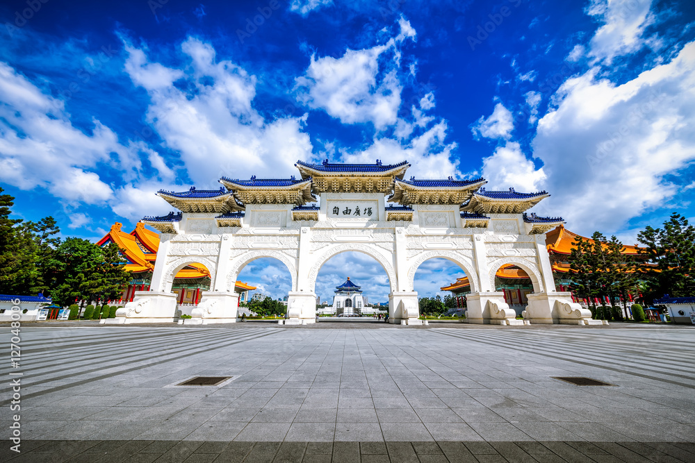 Fototapeta premium Główna brama Narodowej Izby Pamięci Czang Kaj-szeka, Tajpej, Tajwan