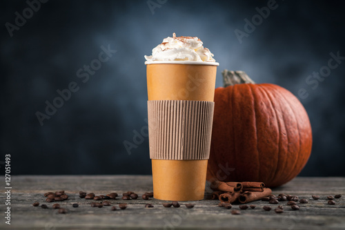 Fototapet Pumpkin spice latte in a paper cup