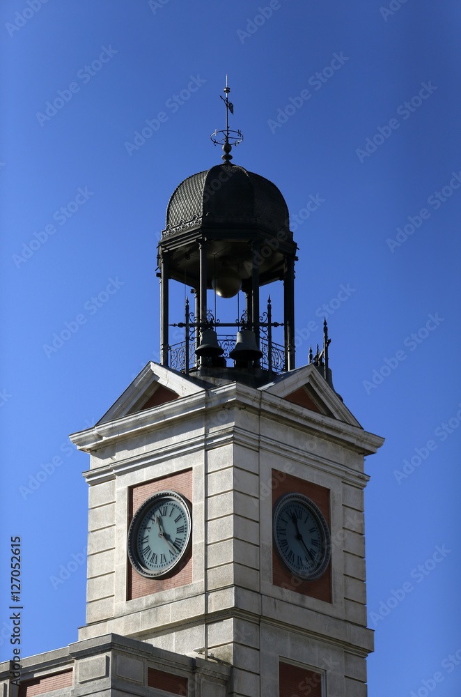 Reloj de Gobernación o de la Puerta del Sol, de torre en un templete