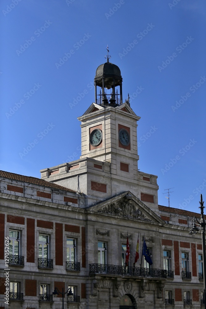 Reloj de Gobernación o de la Puerta del Sol, de torre en un templete sobre  la Casa de Correos, inaugurado en el año 1866 por la reina Isabel II. Stock  Photo
