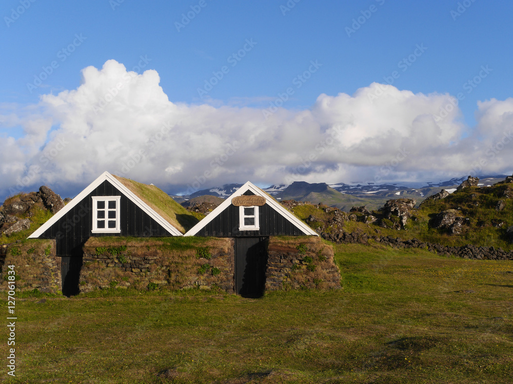 Holzhäuser mit Grasdach im Seemuseum von Hellissandur in Island Holzhäuser mit Grasdach im Seemuseum von Hellissandur in Island