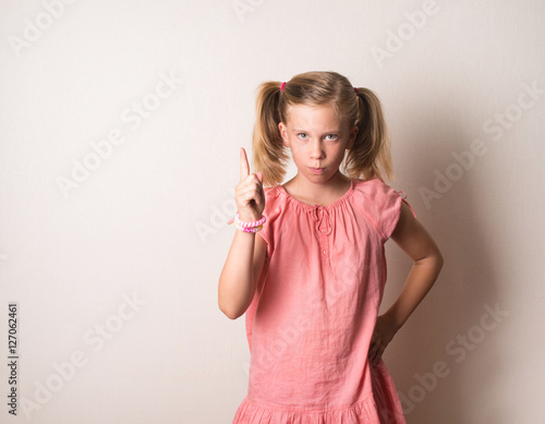 Fotografia Portrait of serious, frowning, angry, grumpy girl pointing finger