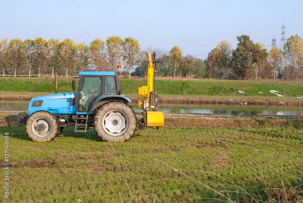 trattore mentre lavorava in campagna trattore mentre lavorava in campagna