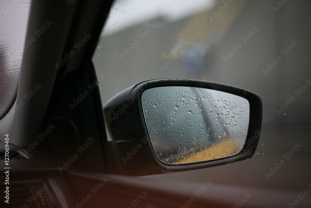 автомобильное зеркало заднего вида с каплями дождя