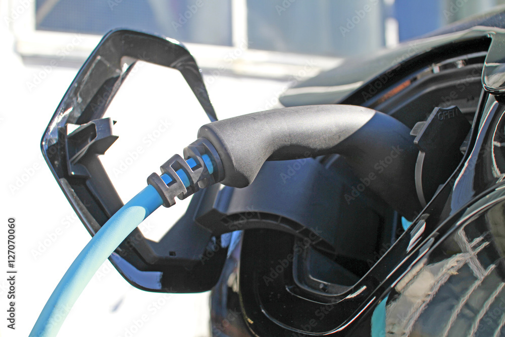 Laden eines Elektroautos - Emobilität Laden eines Elektroautos - Emobilität