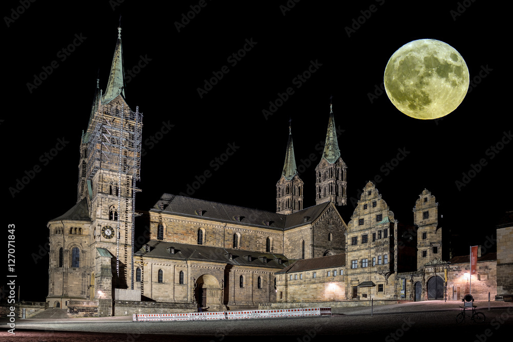 Fototapeta premium Vollmond über Bamberger Dom
