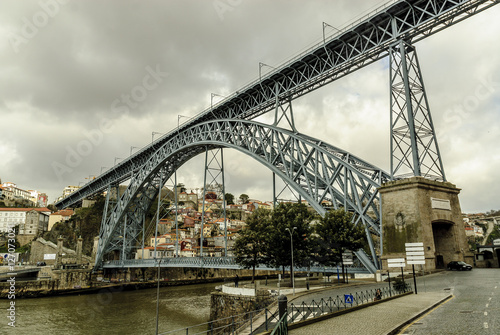 sight of the bridge Luis 1 and of the river Douro to its step along Oporto, in Portugal