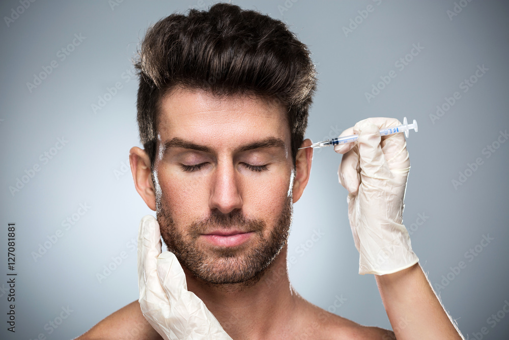 © pikselstock - Man during surgery filling facial wrinkles