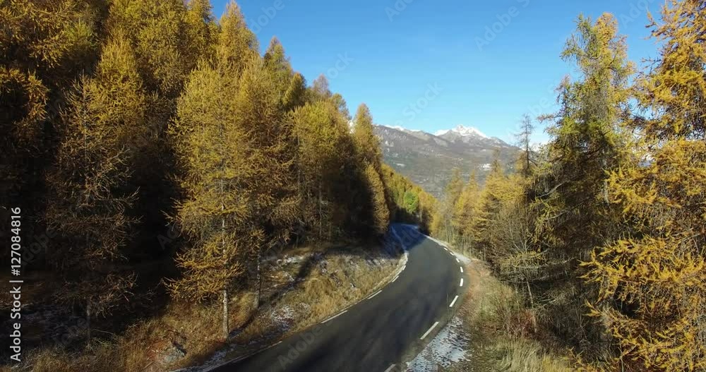 paysage de montagne en automne sous la neige en altitude