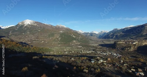 paysage de montagne en automne sous la neige en altitude photo