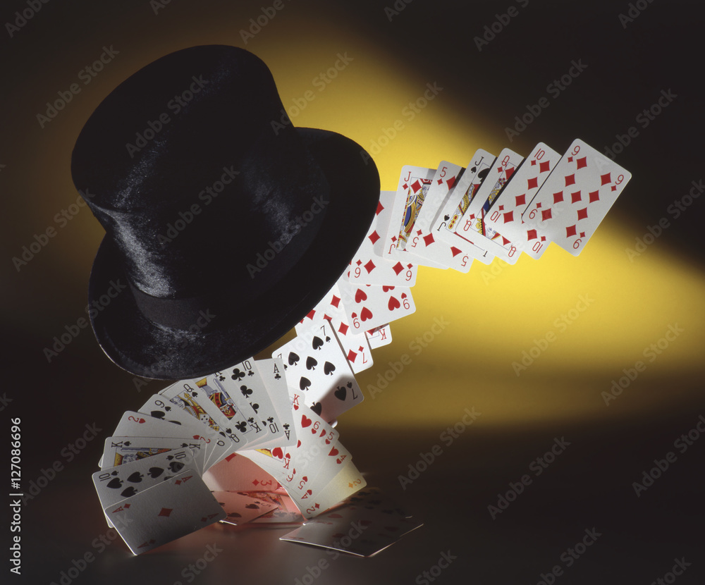 Sfondo con carte da gioco e cappello cilindro Stock Photo | Adobe Stock