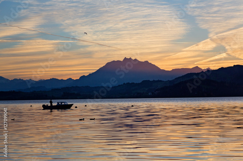 Sonnenuntergang am Zugersee, Schweiz © santosha57