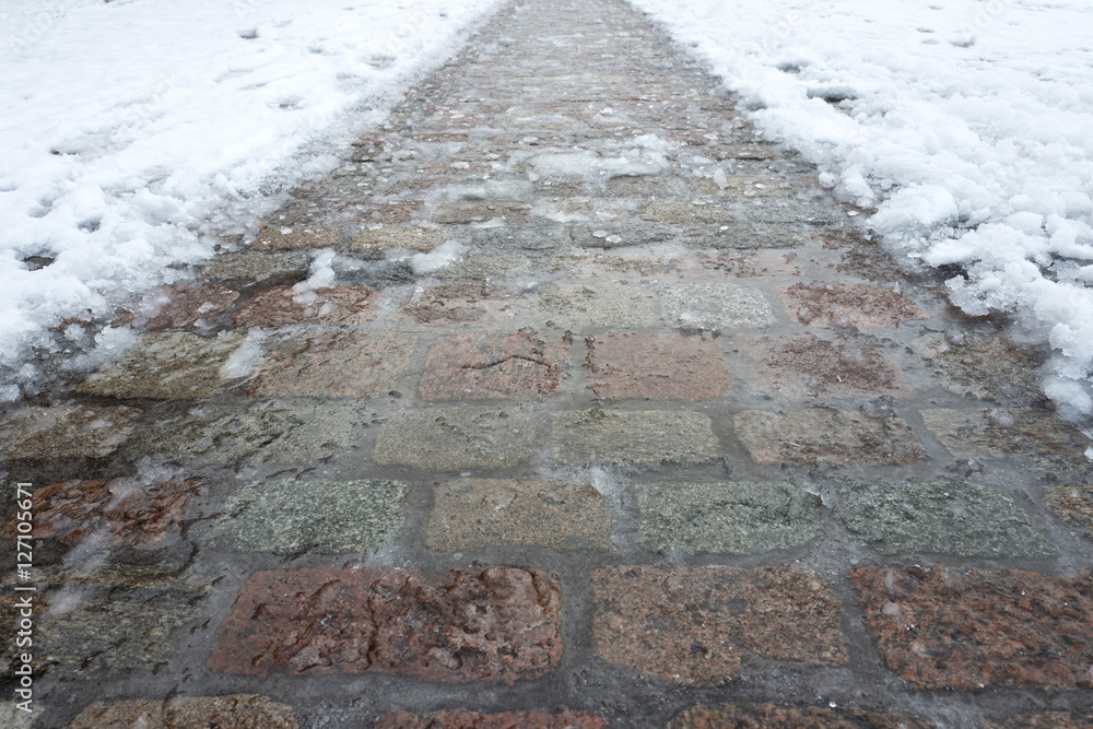 Gehweg aus Kopfsteinpflaster im Winter Gehweg aus Kopfsteinpflaster im Winter