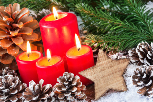 Weihnachten - vier Kerzen und Dekoration