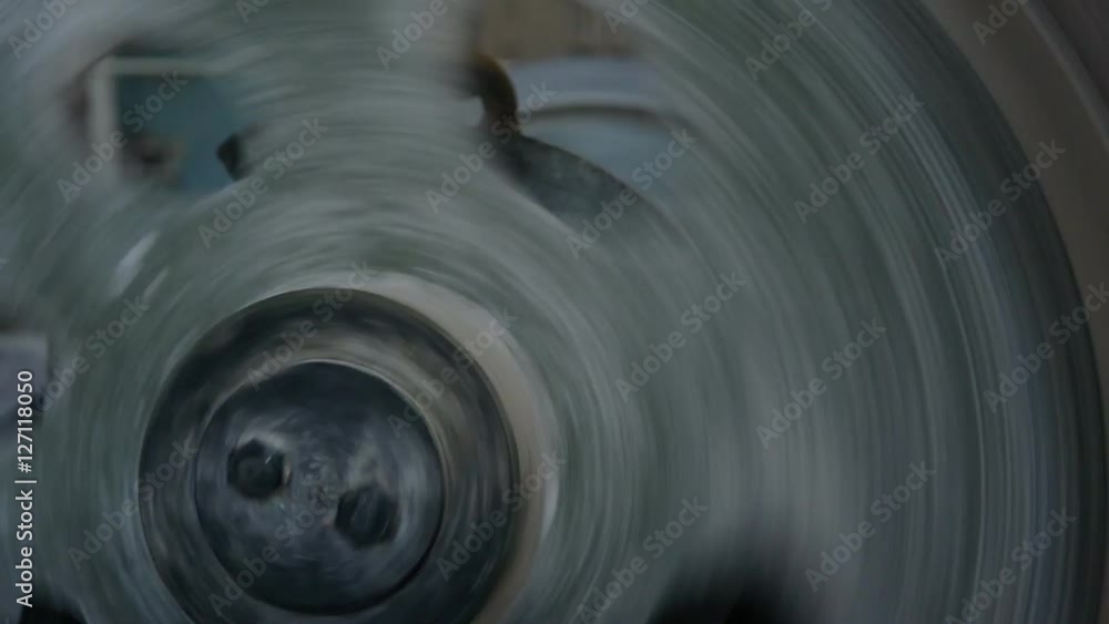 Large pulley rotates mounted on the gearbox to reduce high speed. Large pulley rotates mounted on the gearbox to reduce high speed.