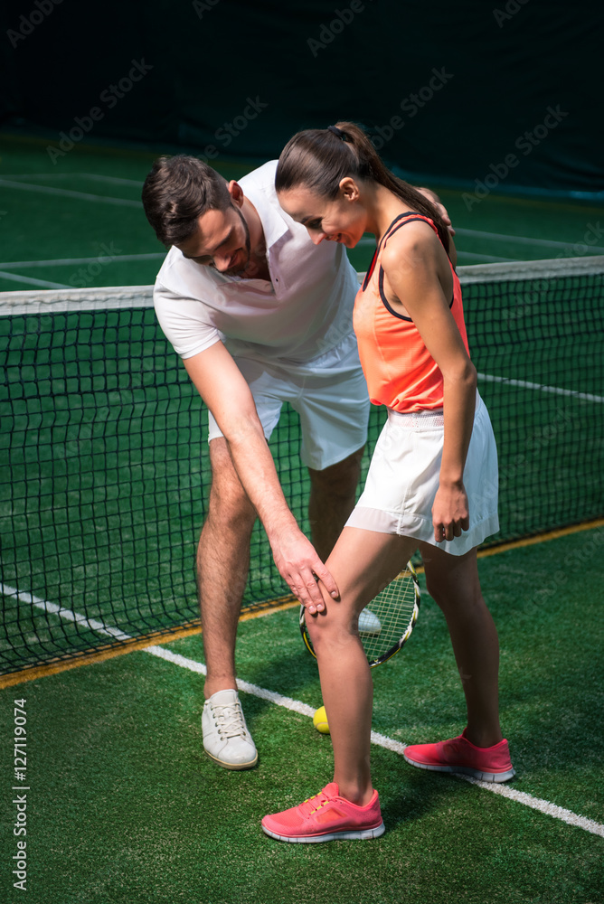 Obraz premium Professional bearded tennis instructor working with young woman