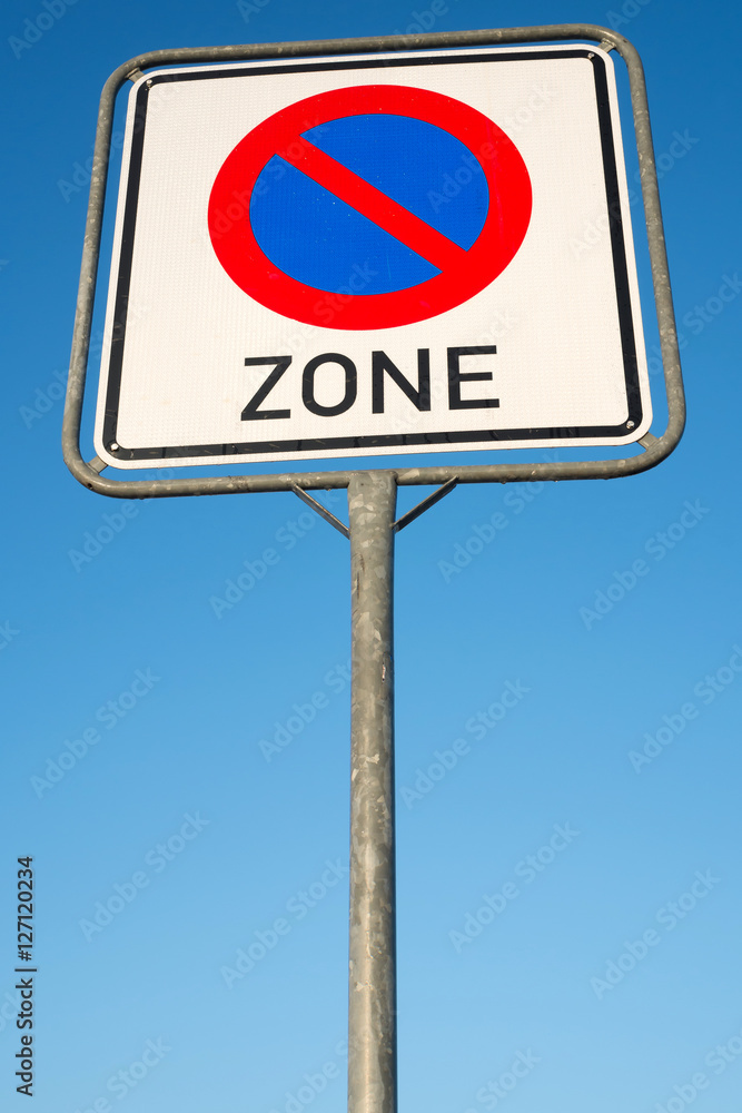 Deutsches Verkehrszeichen: Beginn eines eingeschränkten Haltverbotes für eine Zone Deutsches Verkehrszeichen: Beginn eines eingeschränkten Haltverbotes für eine Zone