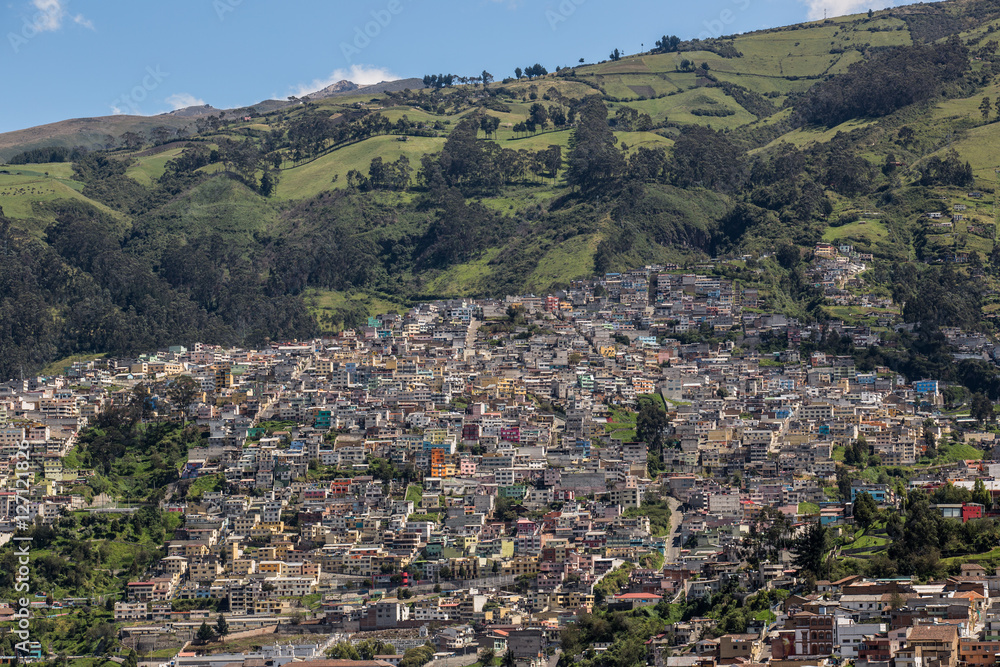 Buntes Viertel am Fuße des Pichinchas; Quito, Ecuador