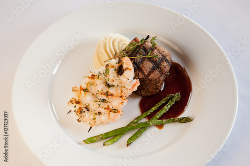 Принти на полотні Seared shrimp and grilled filet mignon with creamed potatoes and asparagus