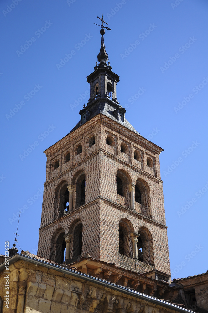 Torre de la iglesia de San Martín en Segovia, España