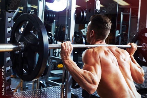 Fotografía Man squat with barbell