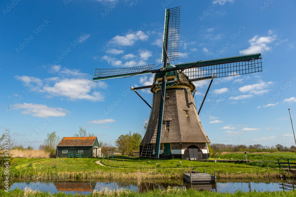 Fototapeta premium Dutch windmill in Nieuwe Wetering