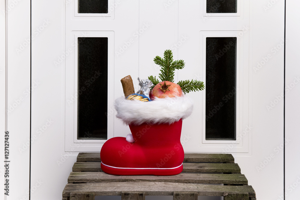 Nikolausstiefel vor der Tür Stock-Foto | Adobe Stock
