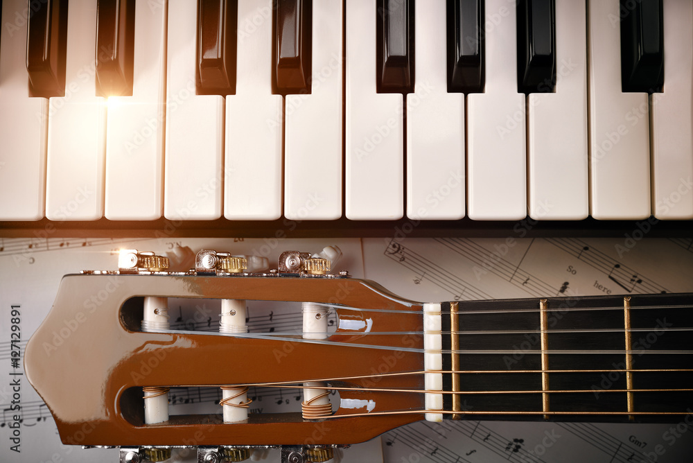 Naklejka premium Piano and tuning peg guitar and sheet music background top
