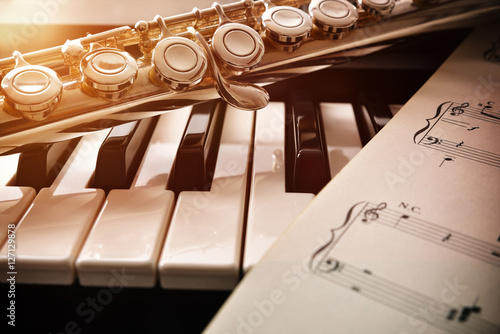 Billede på lærred Piano and flute with golden shine and sheet music front