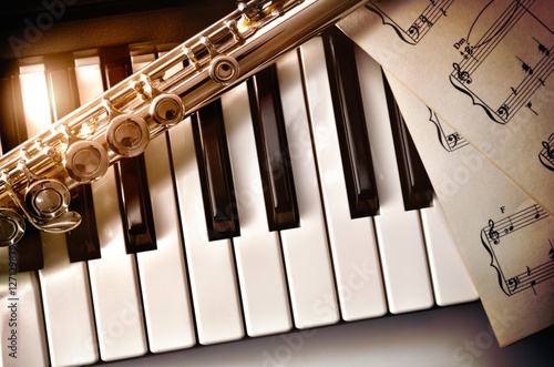 Slika na platnu Piano and flute with golden shine and sheet music top