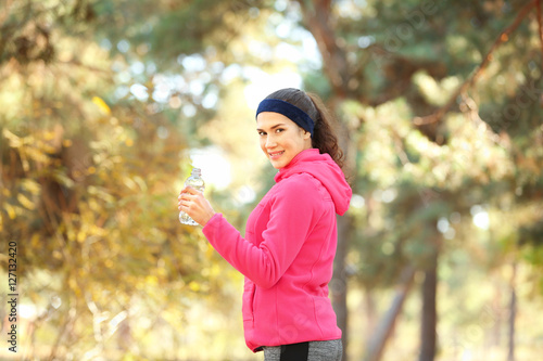 Sporty young woman with bot...