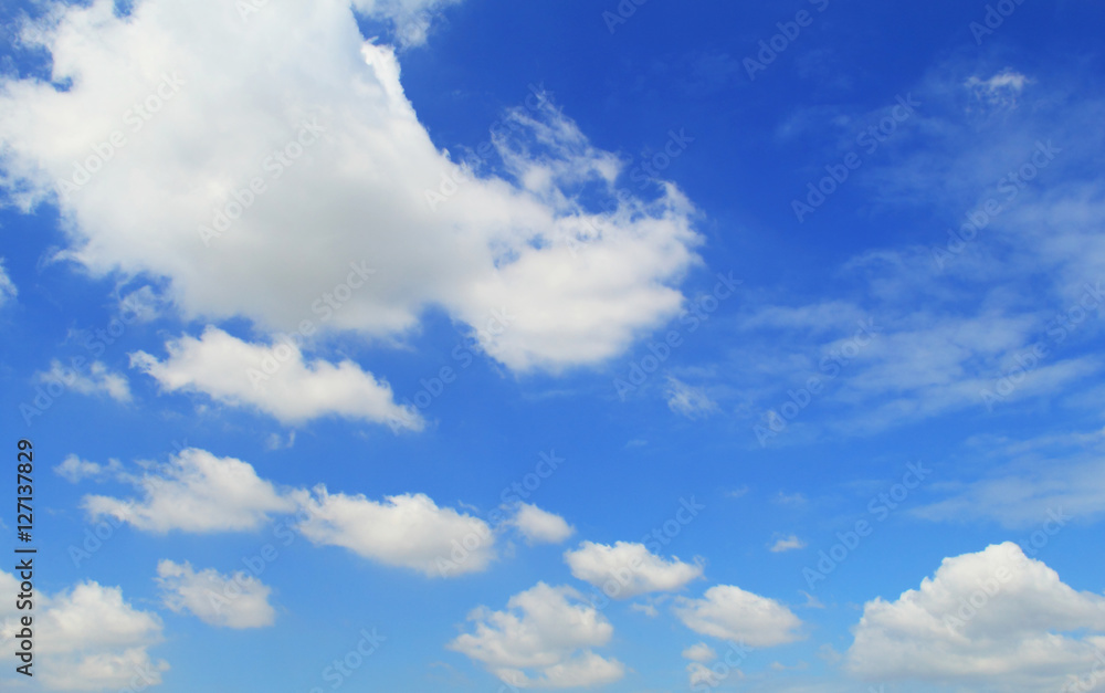 Obraz premium White clouds in blue sky