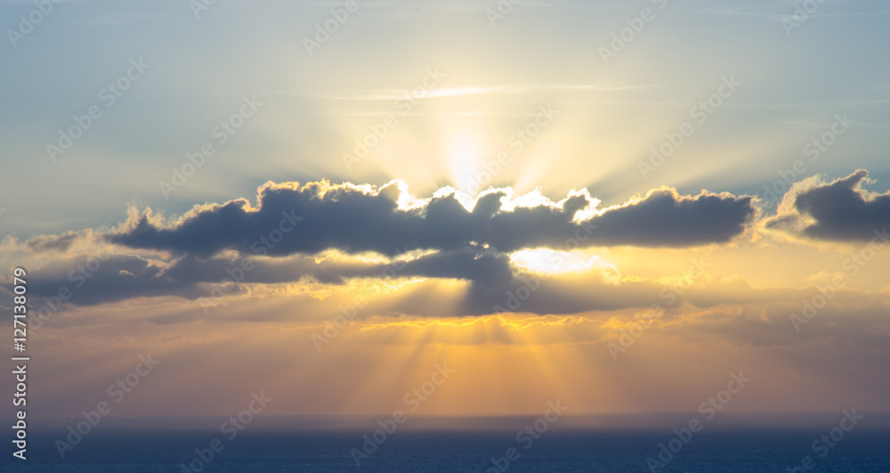 Obraz premium Sun in the cloud above the ocean