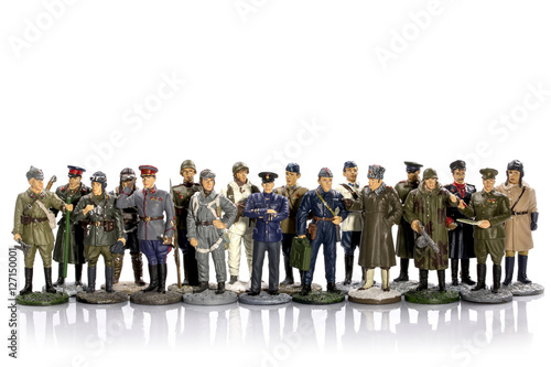 Оловянные солдатики в форме времён Второй мировой войны на белом фоне
