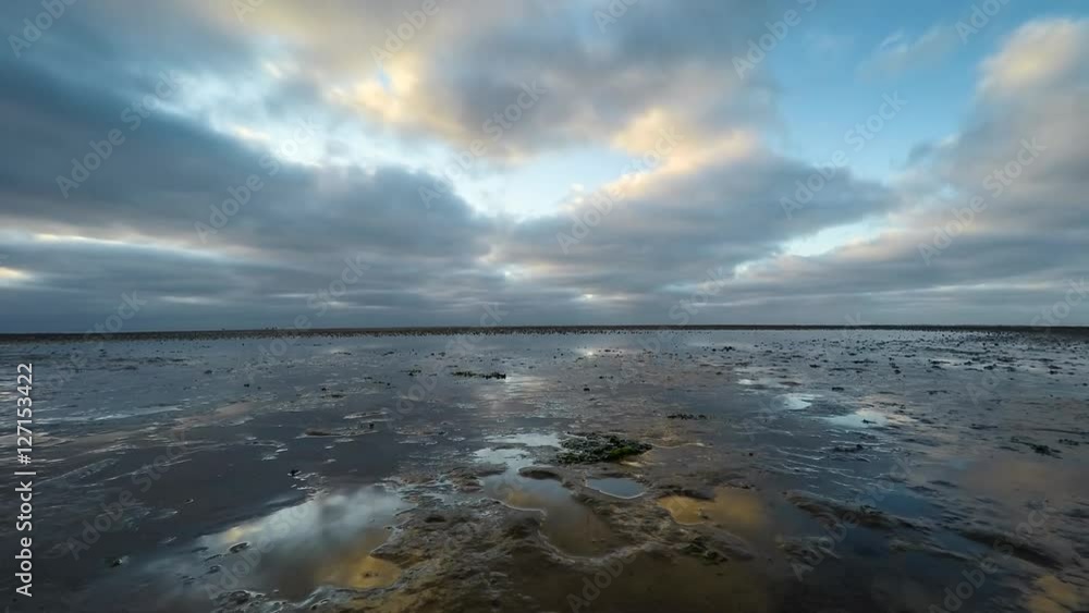 Zeitraffervideo Wolken am Morgen über dem Watt V