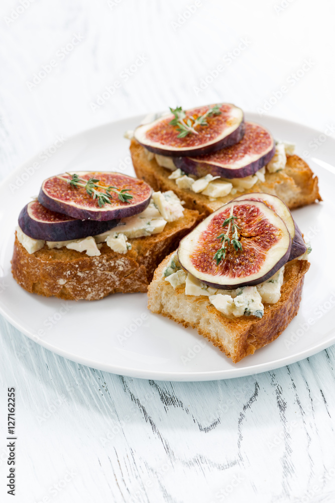 toast with figs and blue cheese, vertical toast with figs and blue cheese, vertical
