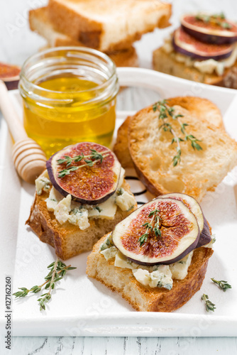 toasts with figs, honey and blue cheese, vertical